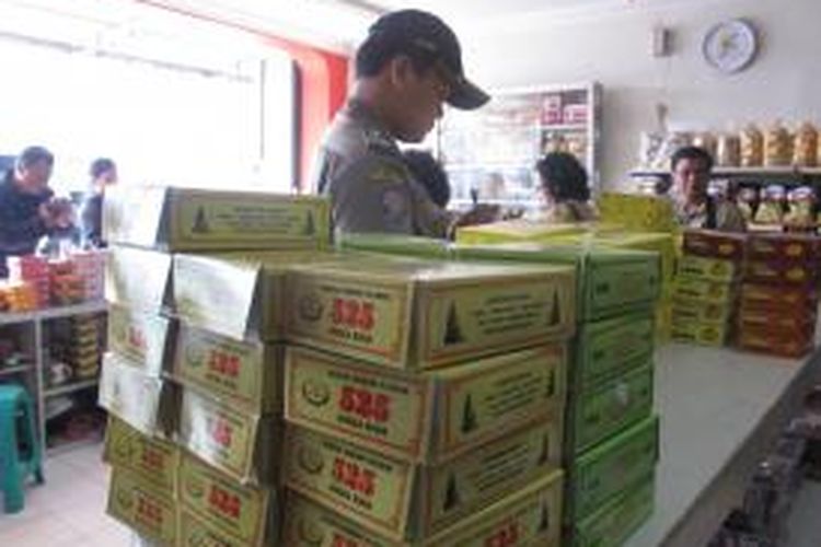 Petugas dari tim gabungan Disdagsar Kabupaten Magelang sedang memeriksa sejumlah makanan ringanyang dijual di toko oleh-oleh di wialayah Kecamatan Mertoyudan, Selasa (23/7/2013)