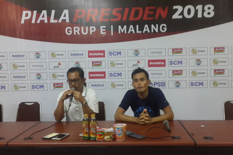 Perlatih Persela Lamongan Aji Santoso dan pemainnya, Muhammad Agung Pribadi, dalam konferensi pers usai meraih hasil imbang melawan Bhayangkara FC dalam pertandingan Grup E Piala Presiden 2018 di Stadion Kanjuruhan, Kamis (25/1/2018)