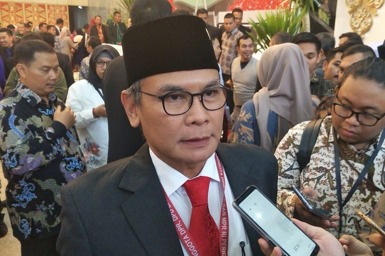 Anggota DPR terpilih periode 2019-2024 Johan Budi saat ditemui seusai pelantikan di Kompleks Parlemen, Senayan, Jakarta, Selasa (1/10/2019).  