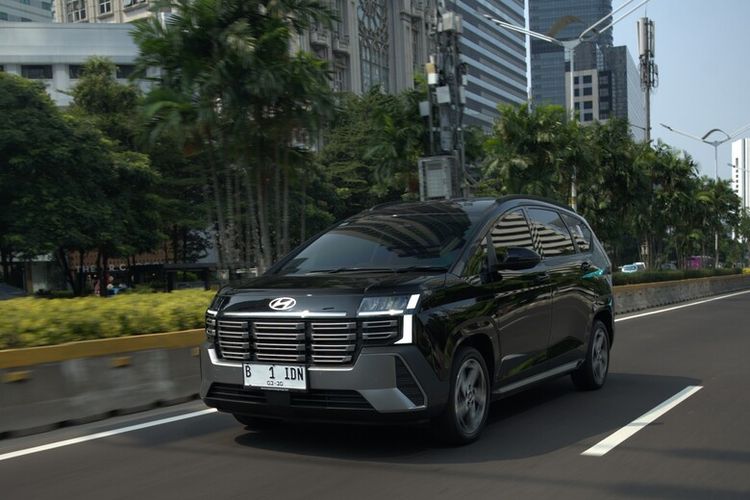 Potret mobil MPV Hyundai STARGAZER Cartenz dengan efisiensi bahan bakar yang cocok untuk jalanan Indonesia.
