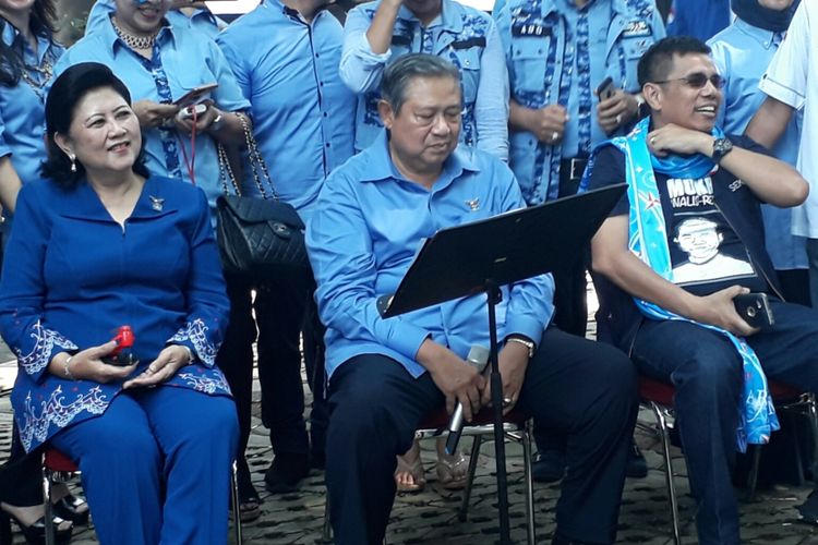 Ketua Umum Partai Demokrat Susilo Bambang Yudhoyono, istrinya Ani Yudhoyono (sebelah kiri foto) dan Sekjen Partai Demokrat (kanan foto) bernyanyi bersama saat syukuran hari ulang tahunnya dan Partai Demokrat di Cikeas, Jawa Barat. Sabtu (9/9/2017)
