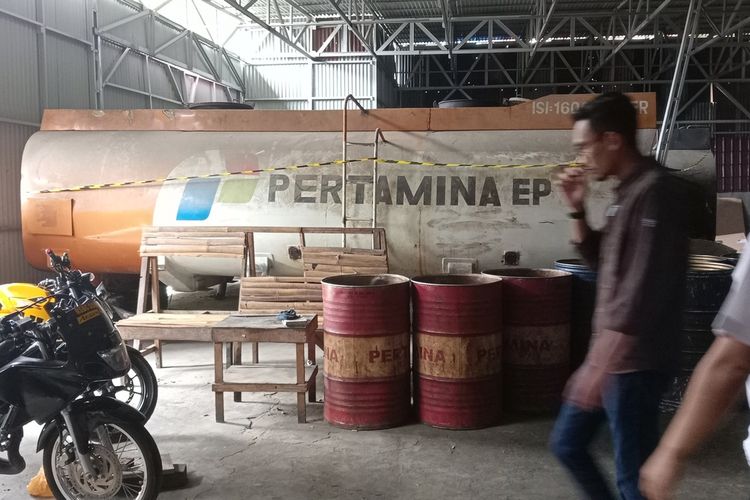 Personel Ditreskrimsus Polda Sumut mendatangi gudang penyimpanan solar di dekat rumah AKBP Achiruddin Hasibuan, Kamis (27/4/2023) siang. Pihak Pertamina menyatakan tangki berlogo Pertamina bukan milik perusahaan.