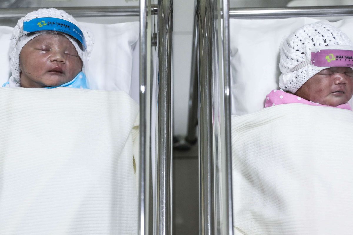 Bayi yang baru lahir memakai pelindung wajah atau Face Shield di ruangan Perina di Rumah Sakit Ibu dan Anak (RSIA) Tambak, Jakarta Pusat, Rabu (15/4/2020). Rumah Sakit Ibu dan Anak Tambak, mulai 12 April membuat kebijakan bahwa bayi yang baru lahir di RS tersebut dipakaikan alat pelindung wajah (face shield), penggunaan pelindung wajah sebagai upaya pencegahan penyebaran virus korona atau covid-19.