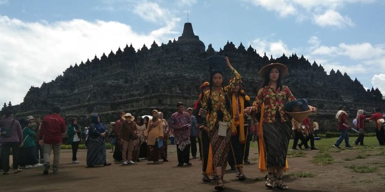Prosesi pembukaan Ruwat Rawat Borobudur ke-22 di Candi Borobudur, Minggu (21/1/2024).