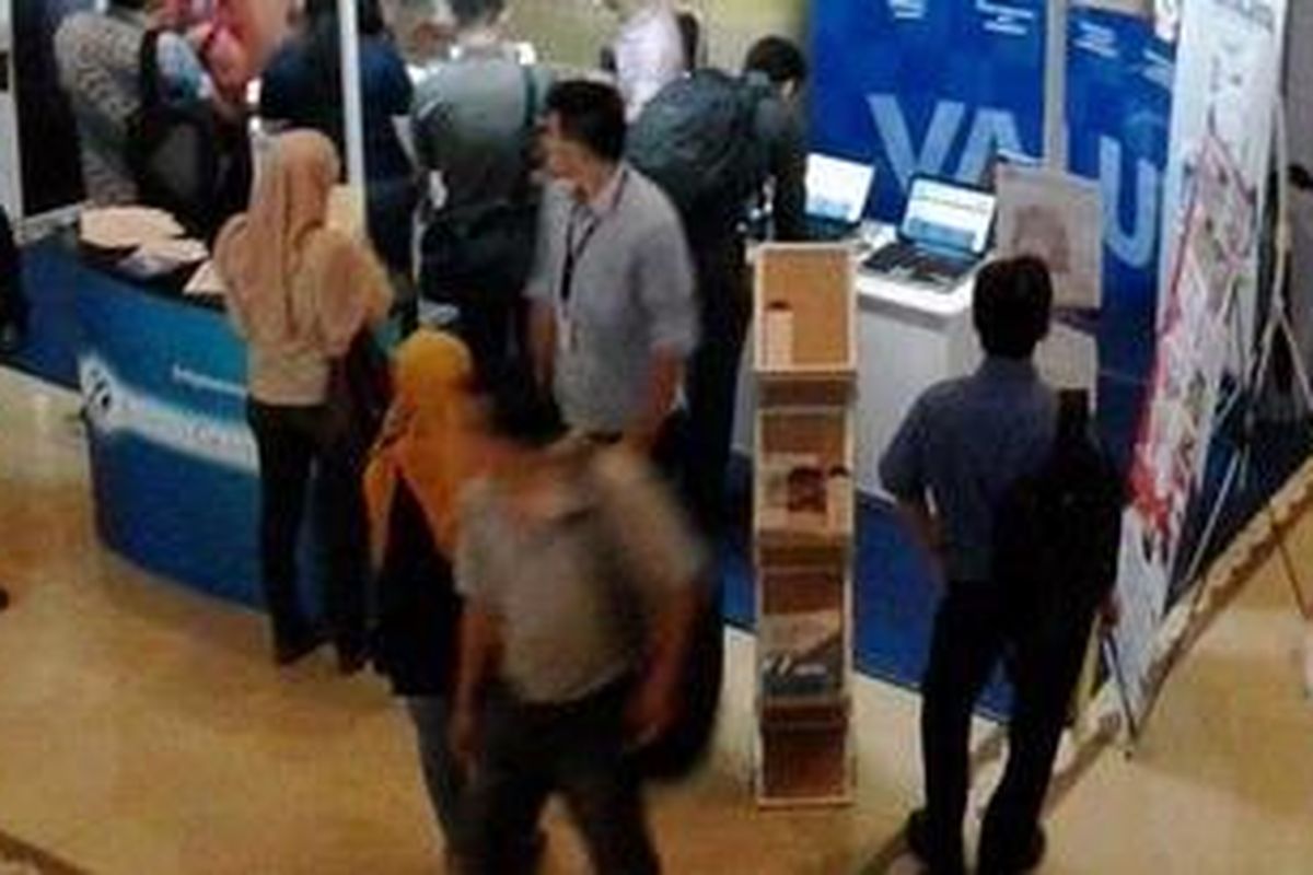 Pengunjung memadati Kompas Karier Fair yang berlangsung di Bandung, Jawa Barat, 19-20 September 2012.
