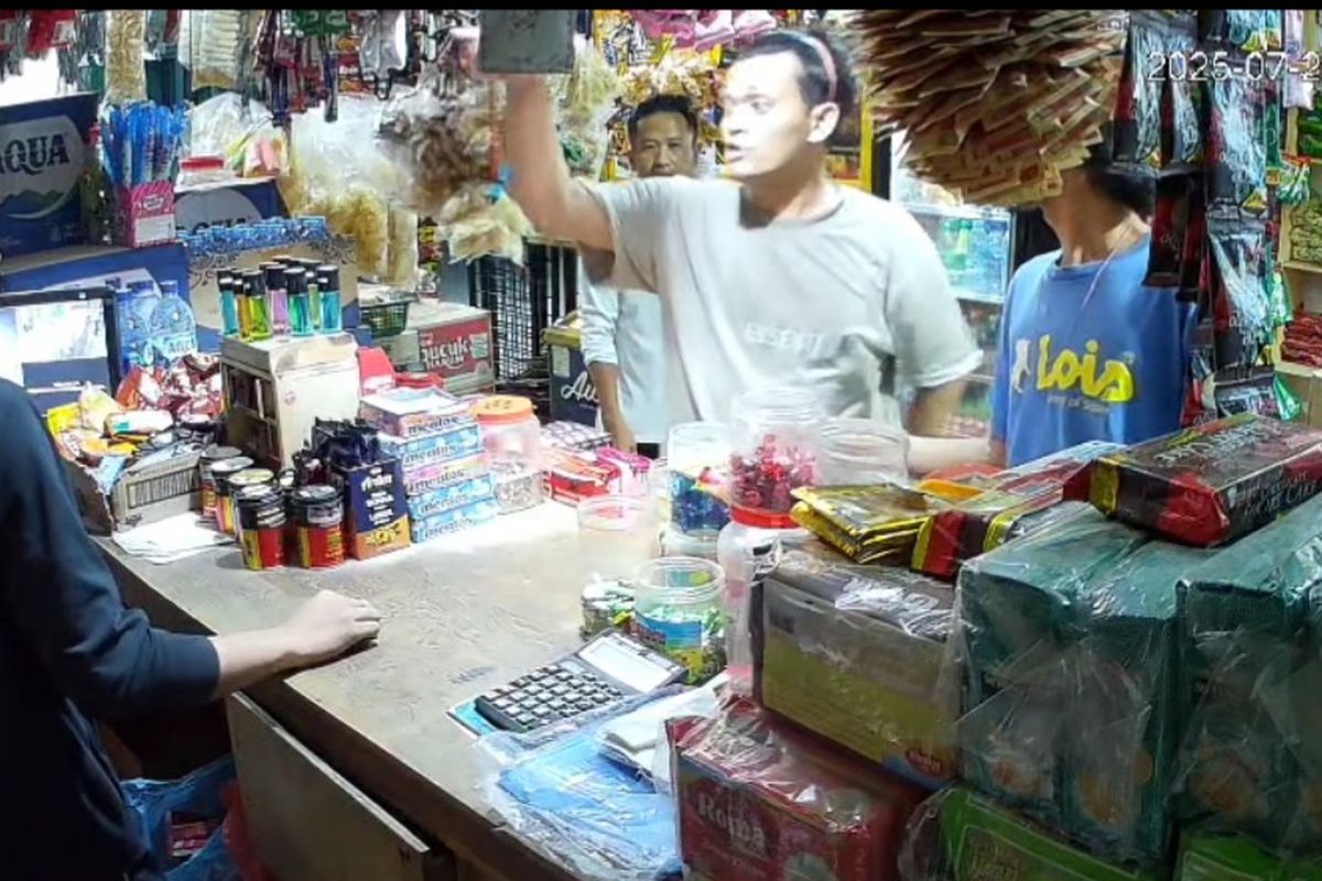 Potongan gambar dari video CCTV yang merekam seorang preman memalak pedagang warung sembako dengan mengaku-ngaku anak Kasat Narkoba Polrestabes Medan viral di Kecamatan Percut Sei Tuan, Kabupaten Deli Serdang, Rabu (23/7/2025).