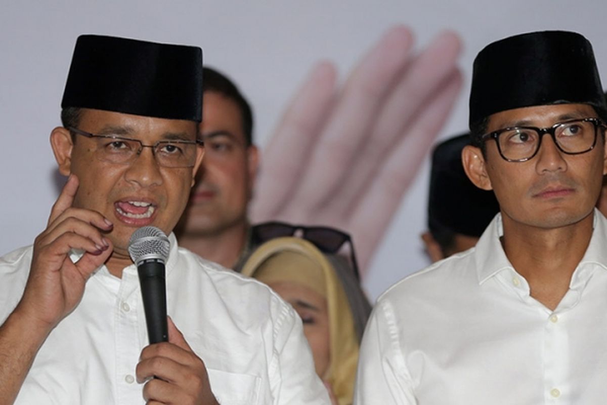 Calon gubernur dan wakil gubernur DKI Jakarta nomor urut 3, Anies Baswedan-Sandiaga Uno memberi sambutan di Kantor DPP Partai Gerindra, Jakarta Selatan, Rabu (19/4/2017). Quick count lembaga survei untuk putaran kedua Pilkada DKI Jakarta mengunggulkan pasangan ini atas Basuki Tjahaja Purnama-Djarot Saiful Hidayat.