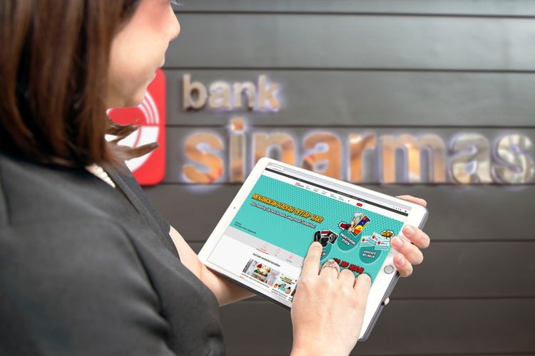 Melalui layanan internet banking dan aplikasi Simobi Plus, Bank Sinarmas membantu nasabah bertransaksi hanya melalui genggaman tangan.