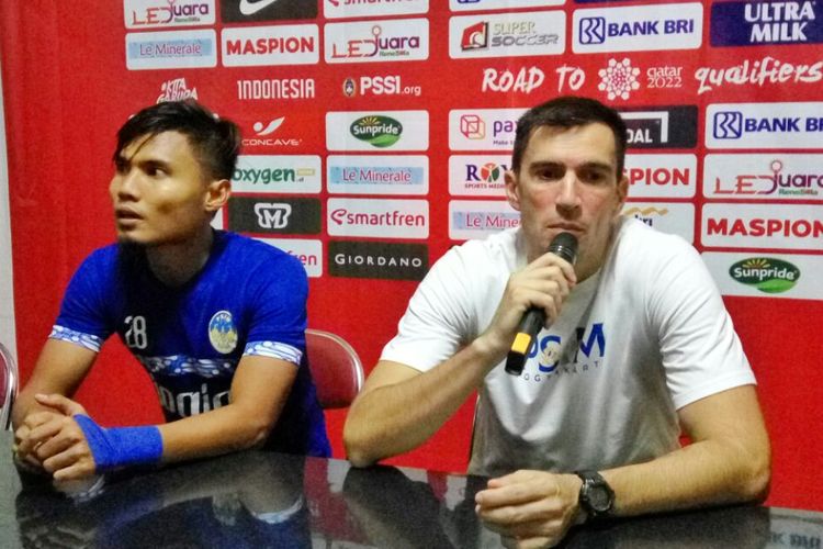 Pelatih PSIM Yogyakarta Vladimir Vujovic dan Aditya Putra Dewa saat jumpa pers usai laga uji coba melawan Timnas Indonesia U-23