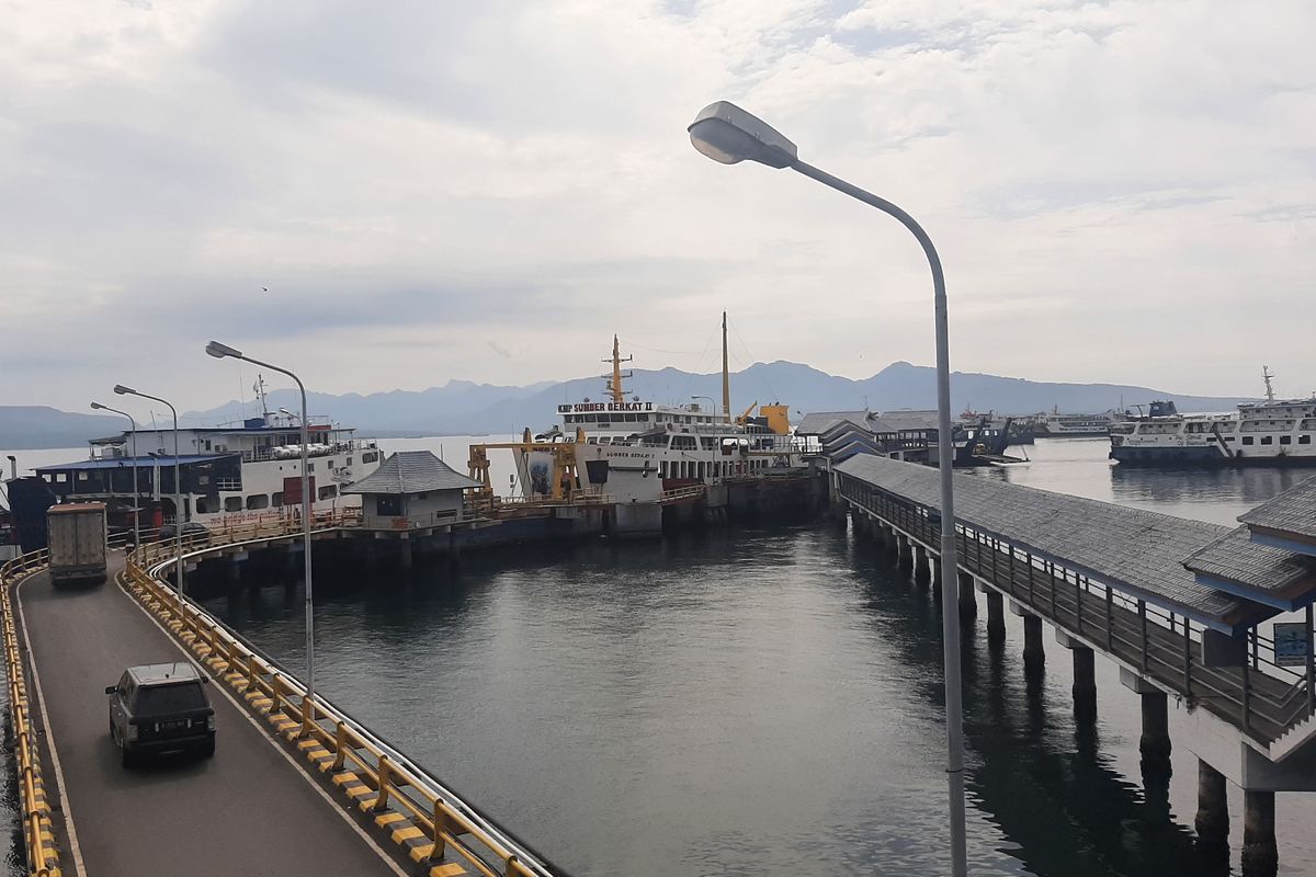 Sejumlah kendaraan mengantre di dermaga Pelabuhan Ketapang, Kabupaten Banyuwangi, Jawa Timur, untuk menyeberang ke Pulau Bali, Kamis (23/12/2021).