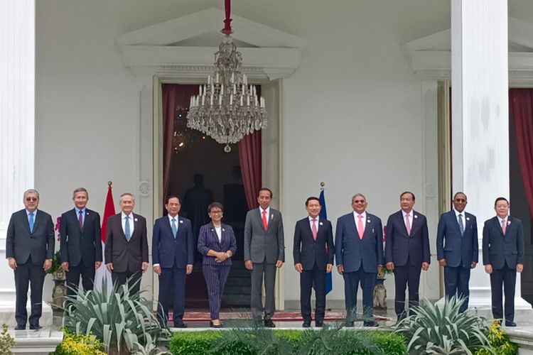 Indonesia's President Joko Widodo (center) posing for a group photo with ASEAN foreign ministers before a meeting at the Merdeka Palace in Jakarta on Friday, February 3, 2023. 