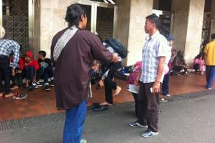Kisah Pedagang Plastik yang Tak Ingin Anaknya Mengemis