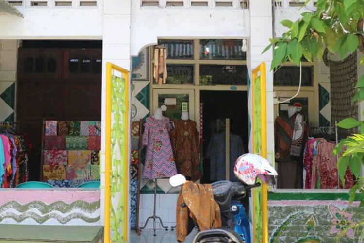 Salah satu sanggar batik rumahan di Kampung Batik Semarang yang menyediakan aneka sandang dan suvenir batik, Jumat (16/6/2017).