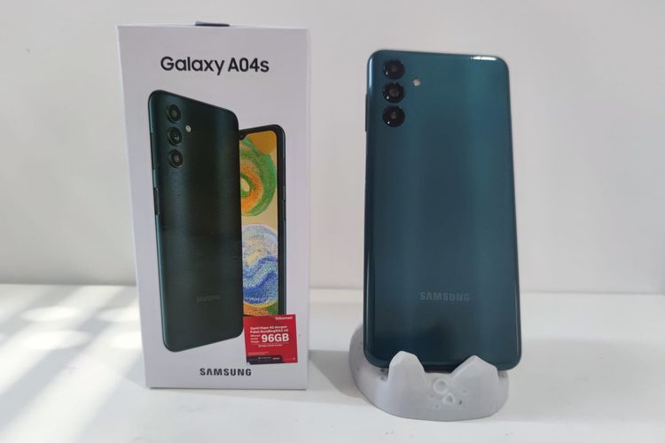 Samsung Galaxy A04s beserta kotak penjualannya.