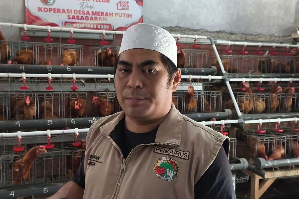 Ketua Koperasi Sasagaran, Ridwan Ali Yusup Saat diwawancarai awak media di Kampung Cikaret Rt2, Rw2 Desa Sasagaran, Kecamatan Kebonpedes, Kabupaten Sukabumi, Jawa Barat, Kamis (16/10/2025) siang.