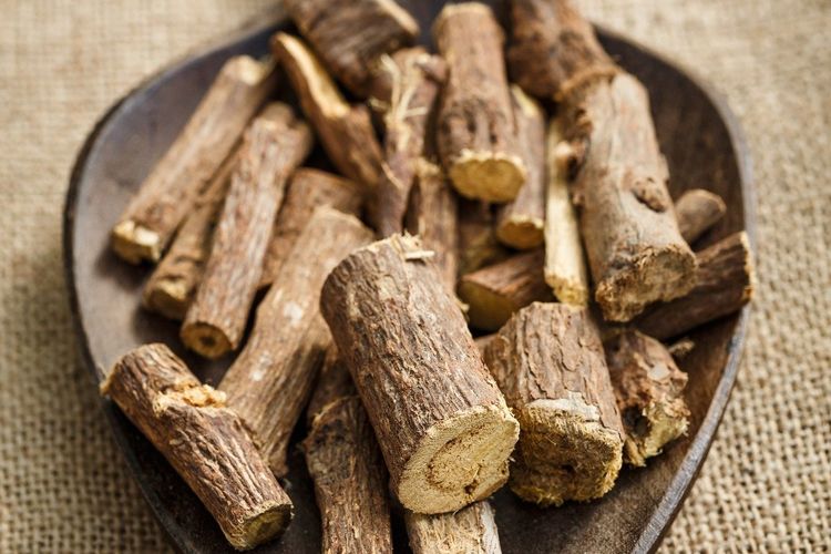 Akar manis atau licorice telah lama digunakan dalam pengobatan tradisional untuk berbagai kondisi, termasuk batuk, infeksi, dan masalah pencernaan. Untuk itu, akar manis bisa menjadi salah satu pilihan teh herbal untuk batuk.