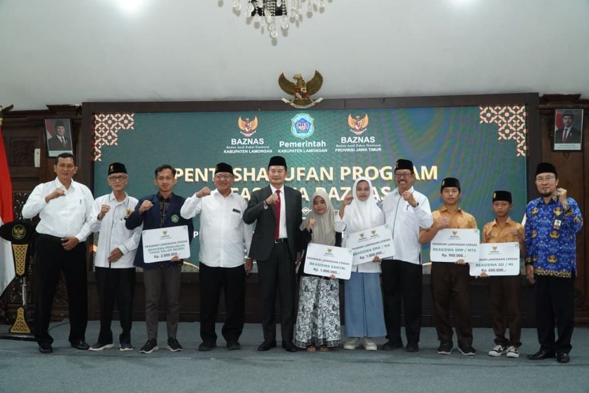Bupati Lamongan Yuhronur Efendi dalam acara pentasharufan beasiswa kepada ratusan pelajar dan mahasiswa di Pendopo Lokatantra, Lamongan, Rabu (20/5/2026).
