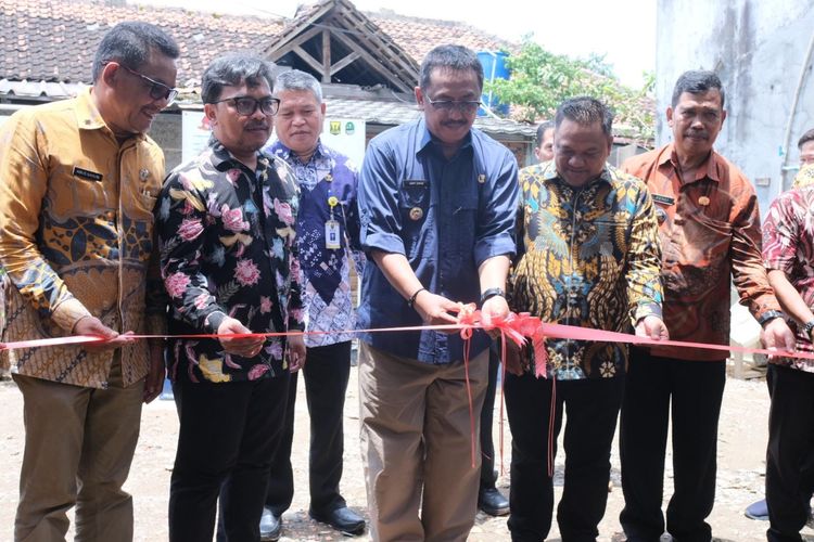 Bupati Sukabumi, Asep Japar, meresmikan pemanfaatan fasilitas biogas rumah di Kampung Cihurang, Desa Cidadap, serta Solar Dryer House di Kampung Babakan Asem, Desa Loji, Kecamatan Simpenan, Kabupaten Sukabum