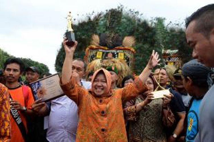 Wali Kota Surabaya Tri Rismaharini mengangkat Socrates Award pada acara kirab di Surabaya, Jawa Timur, Rabu (30/4/2014).