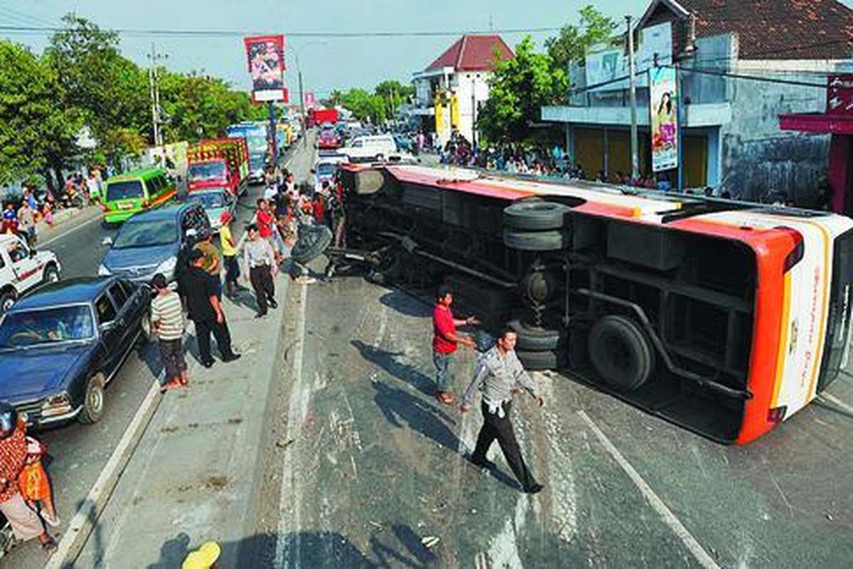 Bus PO Harapan Jaya dengan nomor polisi AG 7519 UR, rute Trenggalek-Surabaya, terguling setelah menabrak pengendara sepeda motor dan melompati pembatas jalan di Jalan Raya Sawahan, Jombang, Jawa Timur, Jumat (18/9). Meski tak ada korban jiwa, kecelakaan yang terjadi saat puncak arus mudik ini memacetkan dua arah jalan di jalur utama Surabaya-Yogyakarta sekitar dua jam. Polisi terpaksa mengalihkan sementara arus lalu lintas untuk meminimalkan kemacetan.