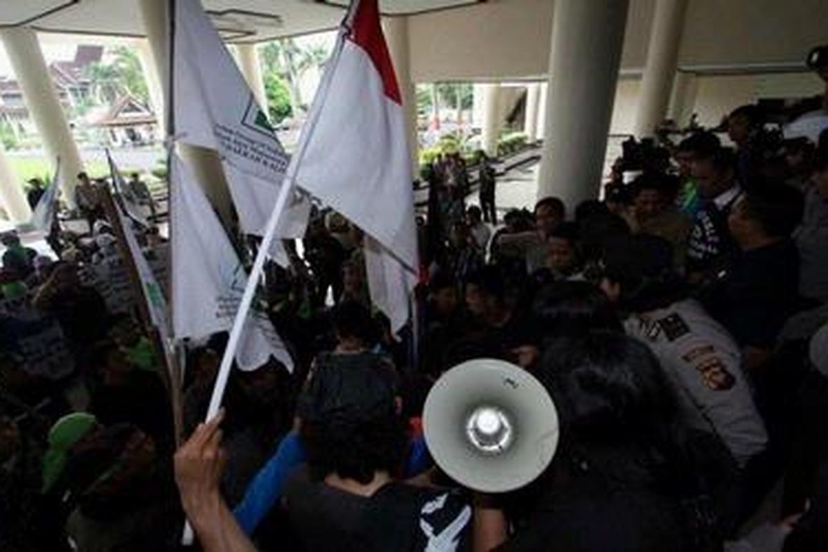 Unjuk rasa Solmadapar dan KAMMI di DPRD Kalbar, Rabu (14/3/2012). Mereka menolak rencana kenaikan harga BBM.