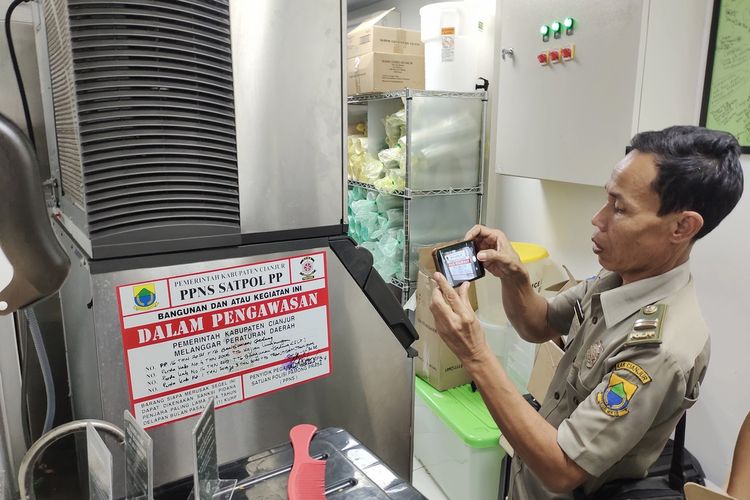 Petugas Satpol PP Cianjur, Jawa Barat, menyidak gerai kopi Starbucks di bilangan Bypass CIanjur, yang diduga belum melengkapi izin secara keseluruhan. Dalam sidak bersama Komisi A DPRD Cianjur, Senin (14/1/2022) itu, tempat usaha itu ditempeli stiker dalam pengawasan.