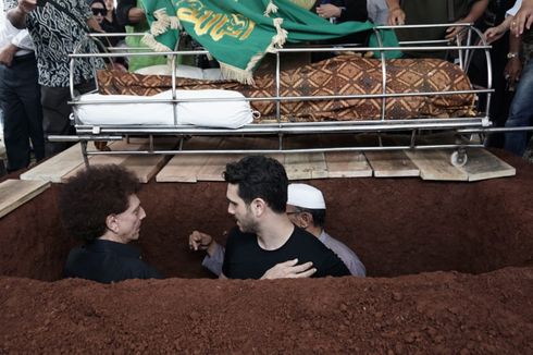 Ahmad Albar Kuburkan Sendiri Jenazah Putranya