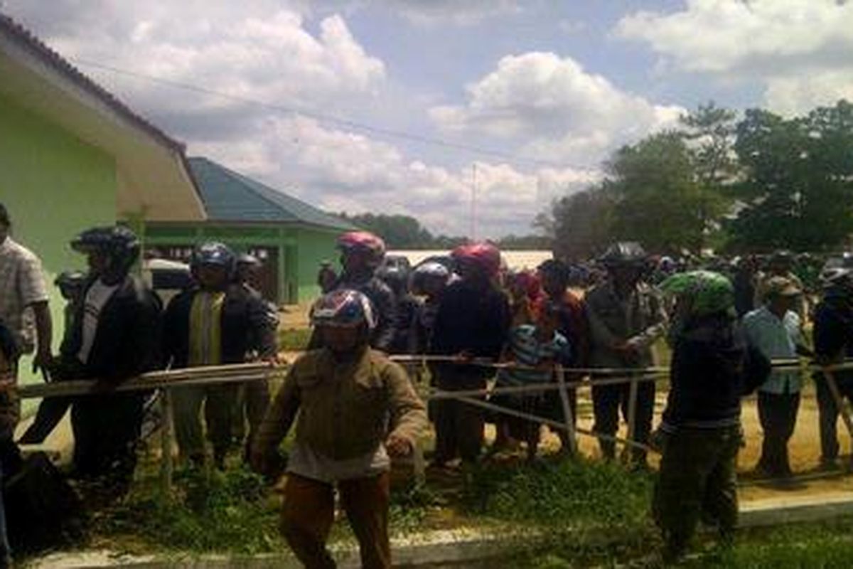 Warga Mesuji menyambut kedatangan rombongan Komisi III DPR.