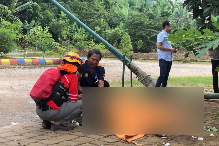 Tim SAR gabungan menemukan sesosok mayat perempuan di sungai Citarum Kampung Sukamanah, Desa Pangauban, Kecamatan Batujajar, Kabupaten Bandung Barat (KBB), Jawa Barat, Senin (11/12/2023).