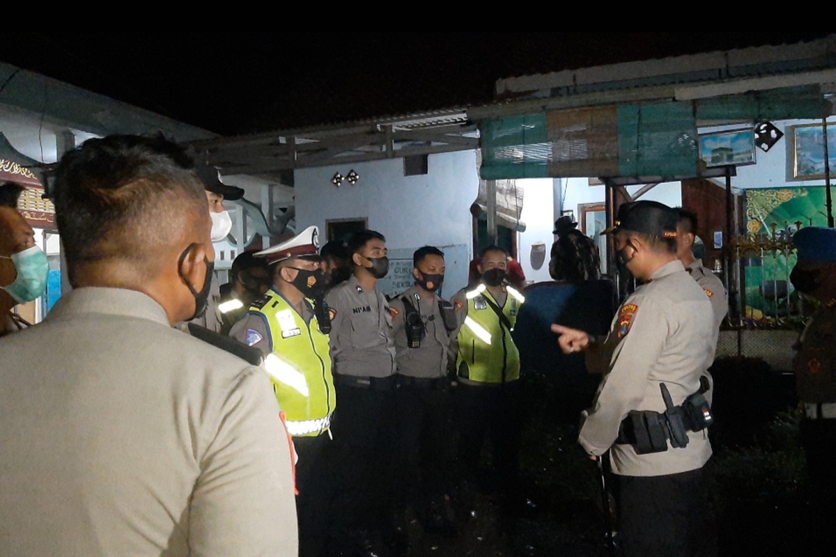 Kapolres Lumajang AKBP Dewa Putu Eka Darmawan siagakan pasukan di lingkungan pondok pesantren usai menjemput istri terssngka, Kamis (19/5/2022)
