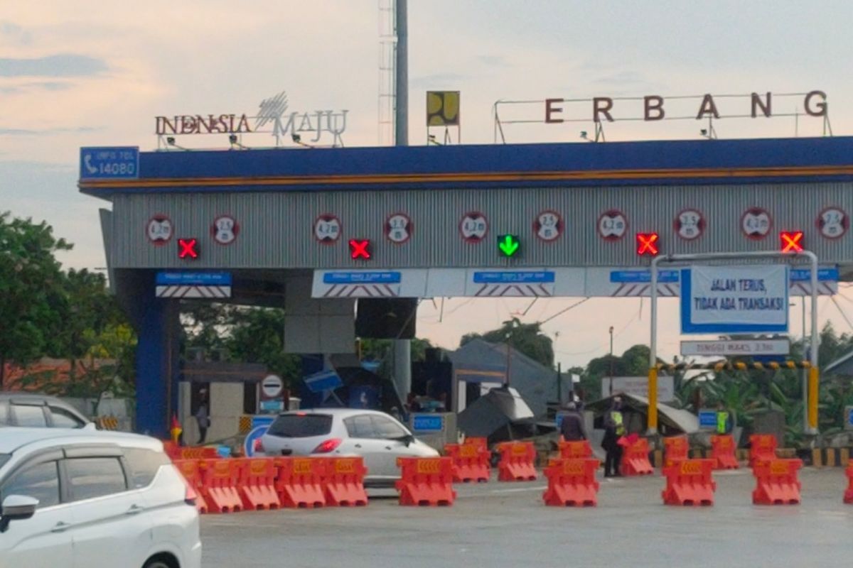 Sejumlah kendaraan melintasi Gerbang Tol Parigi, Tangerang Selatan yang rusak akibat angin kencang, Minggu (21/3/2021).