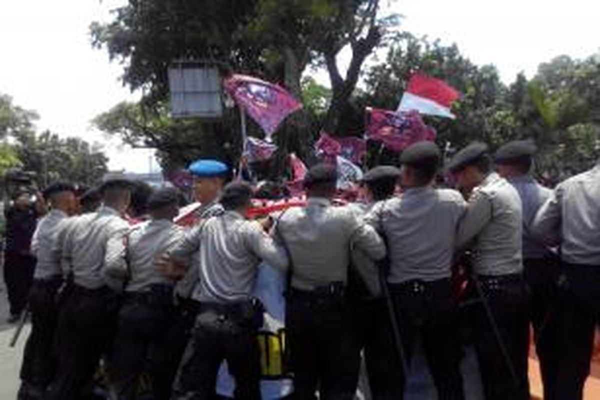 Massa pendukung Komjen Budi Gunawan memaksa masuk komplek Istana Negara, Senin (16/2/2015). 