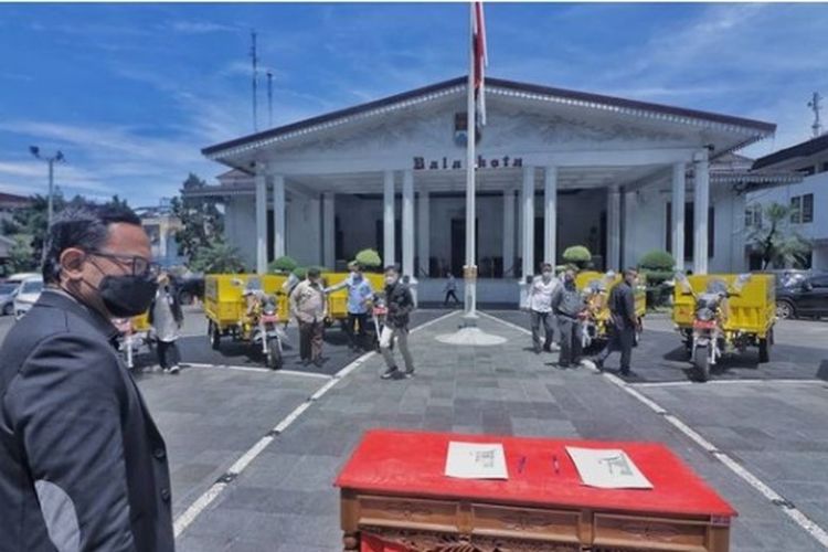 Wali Kota Bogor Bima Arya menyerahkan motor sampah kepada enam camat di Teras Balai Kota, Jalan Ir H Juanda, Kota Bogor, Selasa (19/10/2021).