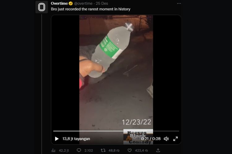 Salah satu penguna Twitter mengunggah video ketika botol berisi air mineral yang dibawanya langsung membeku dalam hitungan detik ketika dibawa keluar di tengah cuaca bersalju.