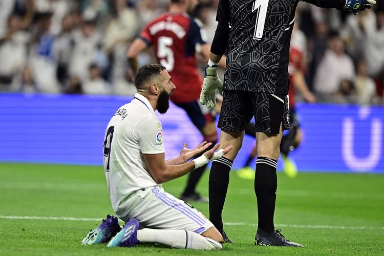 Ekspresi penyerang Real Madrid Karim Benzema dalam laga lanjutan Liga Spanyol musim 2022-2023 kontra Osasuna yang berlangsung di Stadion Santiago Bernabeu, Madrid, pada Senin (3/10/2022) dini hari WIB. Terkini, Carlo Ancelotti memastikan bahwa Karim Benzema dalam kondisi fit dan siap tampil untuk laga Shakhtar vs Madrid pada matchday keempat Liga Champions.