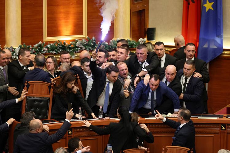 Didemo Mahasiswa, Anggota Parlemen Albania Malah Baku Hantam di Ruang Sidang