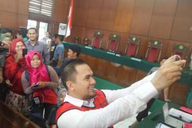 Rabu (18/5/21016), terdakwa kasus pencabulan, Saipul Jamil berselfie di dalam ruang persidangan sebelum persidangan dimulai di Pengadilan Negeri Jakarta Utara