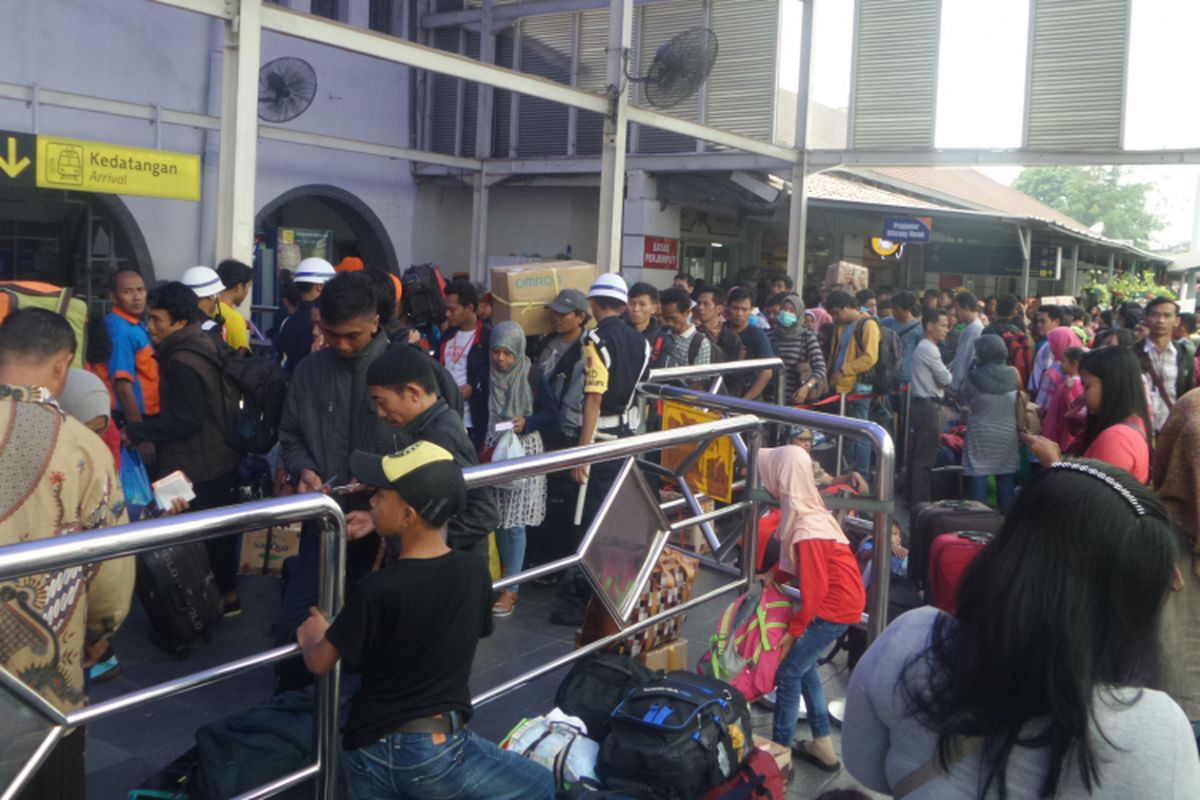 Kepadatan arus mudik lebaran terjadi di di Stasiun Senen, Jakarta Pusat, Kamis (22/6/2017)