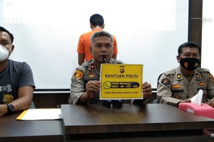 Wakapolres Sarolangun, Kompol Sandi Muttaqin saat memberikan keterangan pers menunjukkan nomor pengaduan warga apabila menghadapi persoalan tindak kejahatan di Jambi