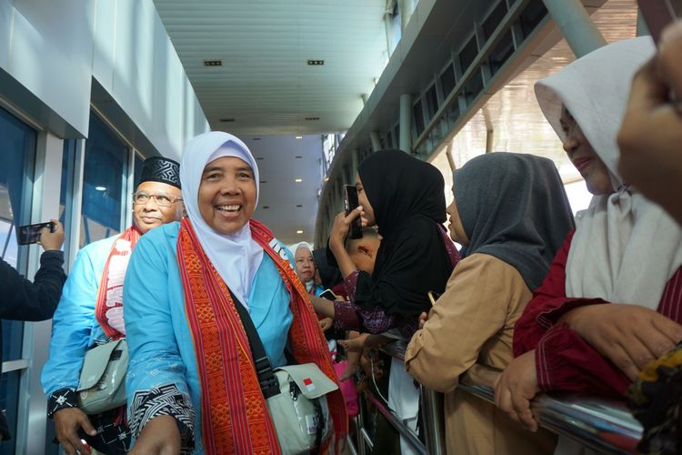 Ratusan Jamaah Calon Haji Kota Sorong Berangkat Menuju Embarkasi Makassar