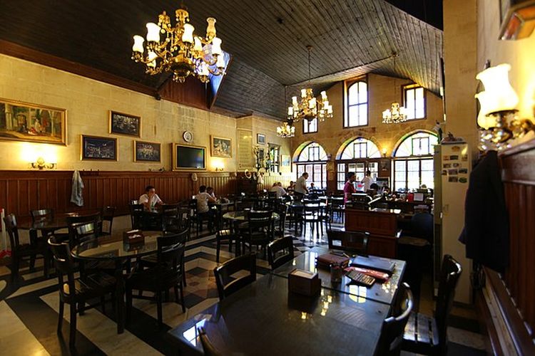 Interior kedai kopi Tahmis Kahvesi di Turkiye.