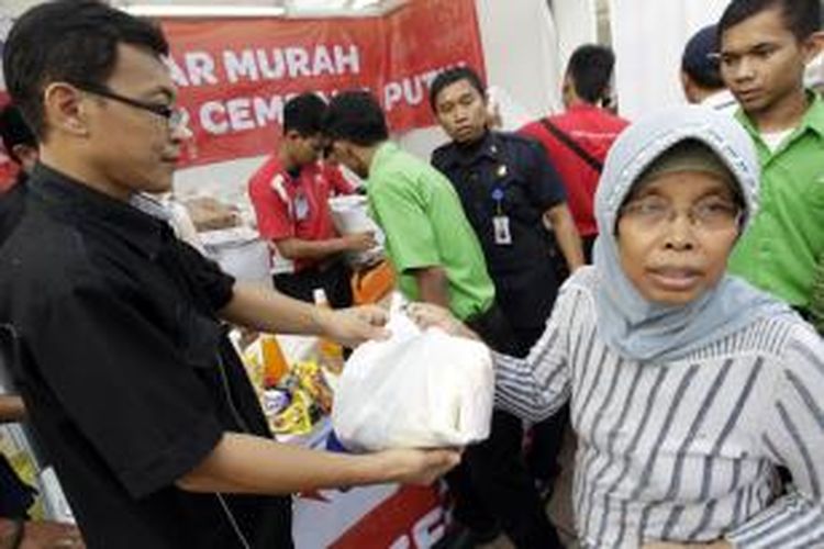 Warga membeli kebutuhan pokok di acara UMKM Expo di Lapangan IRTI Monumen Nasional, Jakarta Pusat, Kamis (18/7/2013). Acara yang berlangsung hingga 20 Juli ini diikuti 200 usaha mikro kecil menengah (UMKM).