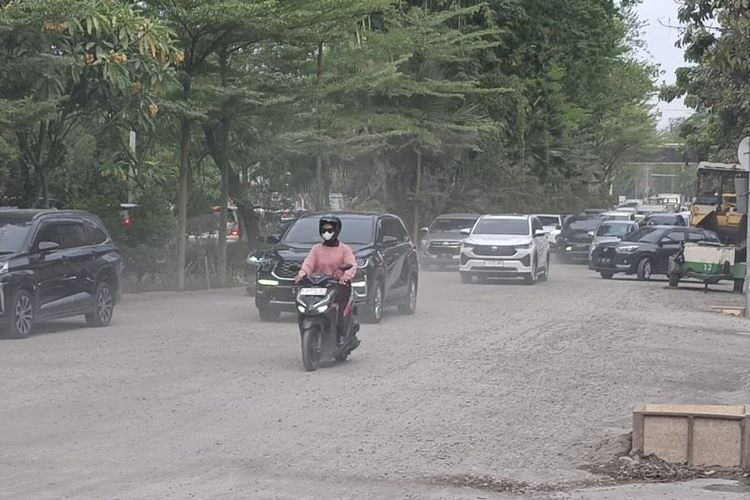 Kondisi Jalan Mayjend Sungkono, Surabaya, berdebu, Senin (21/10/2024).