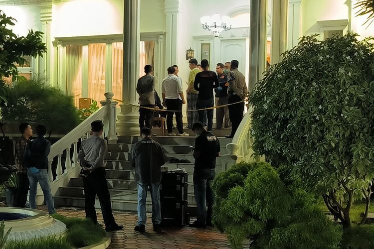 Polisi melakukan olah tempat kejadian perkara penemuan bocah dengan luka tusuk di sebuah rumah mewah di Permukaan BBS 3, Kota Cilegon, Banten, Selasa (16/12/2025).