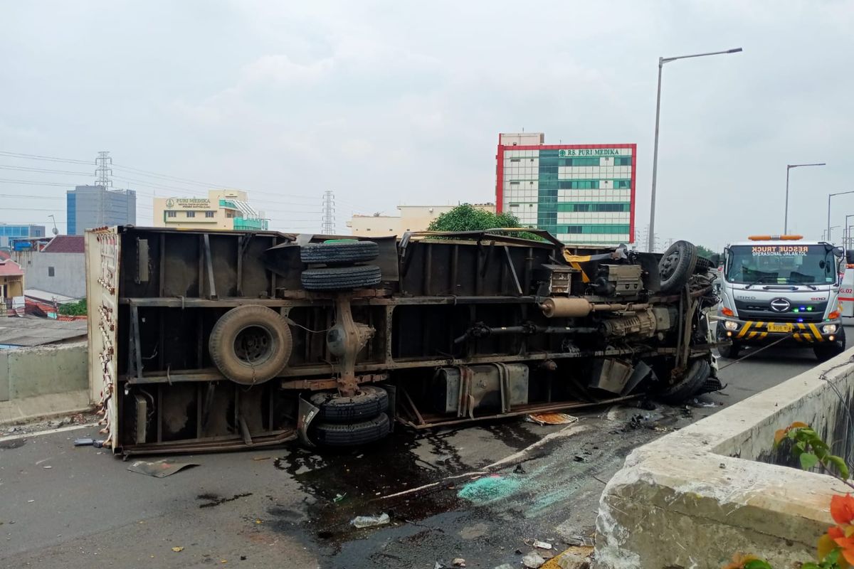 Truk terguling di ruas Jalan tol arah Tanjung Priok,.Jakarta Utara, Jumat (18/2/2022) sekitar pukul 13.00 WIB.