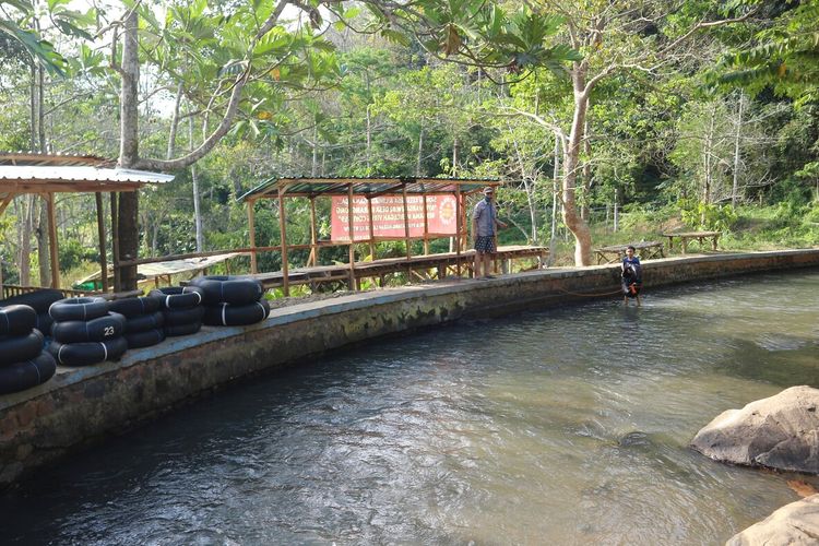 Sungai Maron Dusun Janjing, Desa Seloliman, Kecamatan Trawas, Kabupaten Mojokerto, Jawa Timur. Selain dimanfaatkan untuk pengairan dan pembangkit listrik, sungai tersebut juga dimanfaatkan sebagai destinasi wisata air.