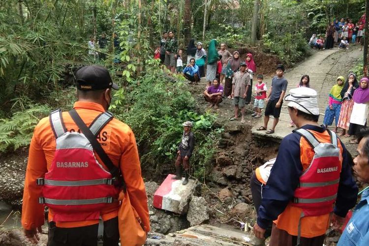 Basarnas melakukan operasi pencarian korban yang tenggelam akibat jembatan runtuh di Desa Sampang, Kecamatan Sempor Kabupaten Kebumen, Jawa Tengah, Sabtu (23/10/2021).