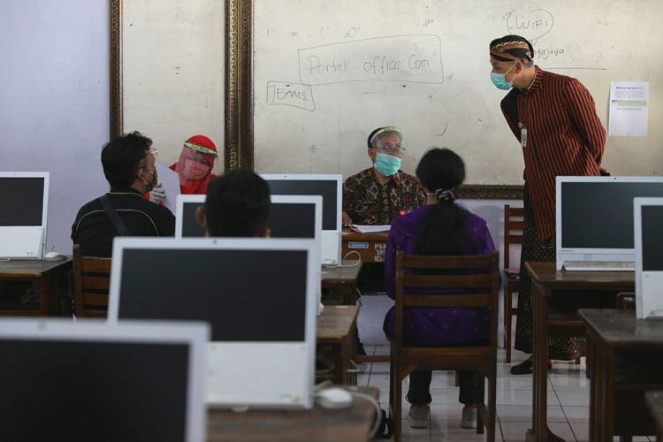 Ganjar Pranowo saat sidak PPDB Jateng di SMA N 3 Semarang, Kamis (2/7/2020)