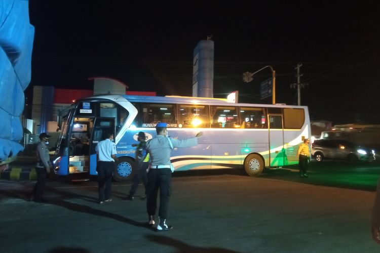 Bus jurusan Jember-Denpasar gagal berangkat ke Bali, Rabu (14/7/2021).
