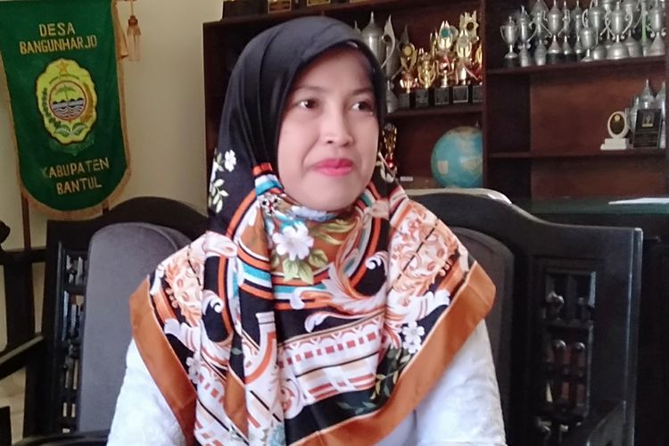 Dukuh Pandeyan Yuli Lestari di kantor Lurah Desa Bangunharjo, Bantul, Rabu (22/5/2019).